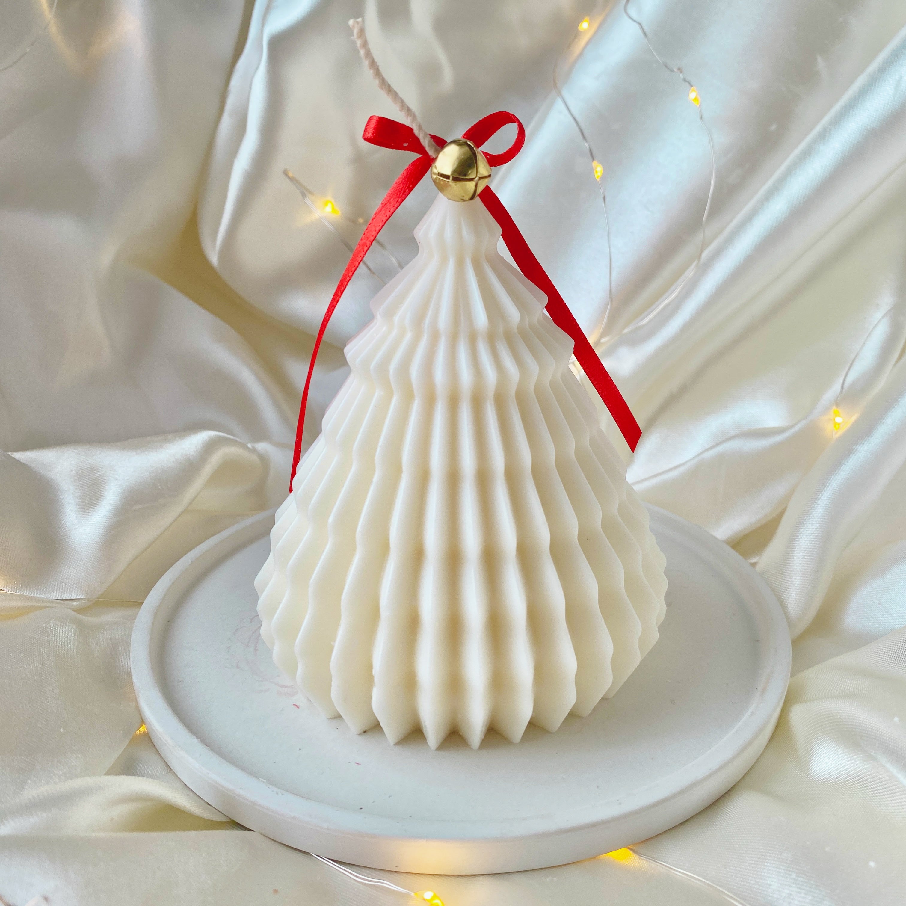 Arbol plizado nevado.