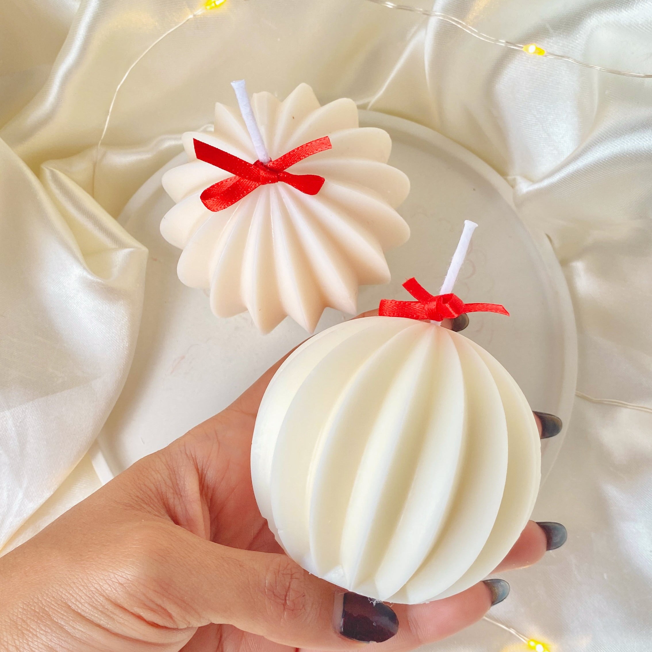 Esfera plisada navideña.